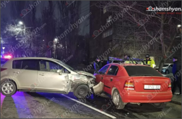 Երևանի Բաղյան փողոցում բախվել են «BMW X5», «Nissan Tiida» և 2 «Opel» մակնիշի ավտոմեքենաները